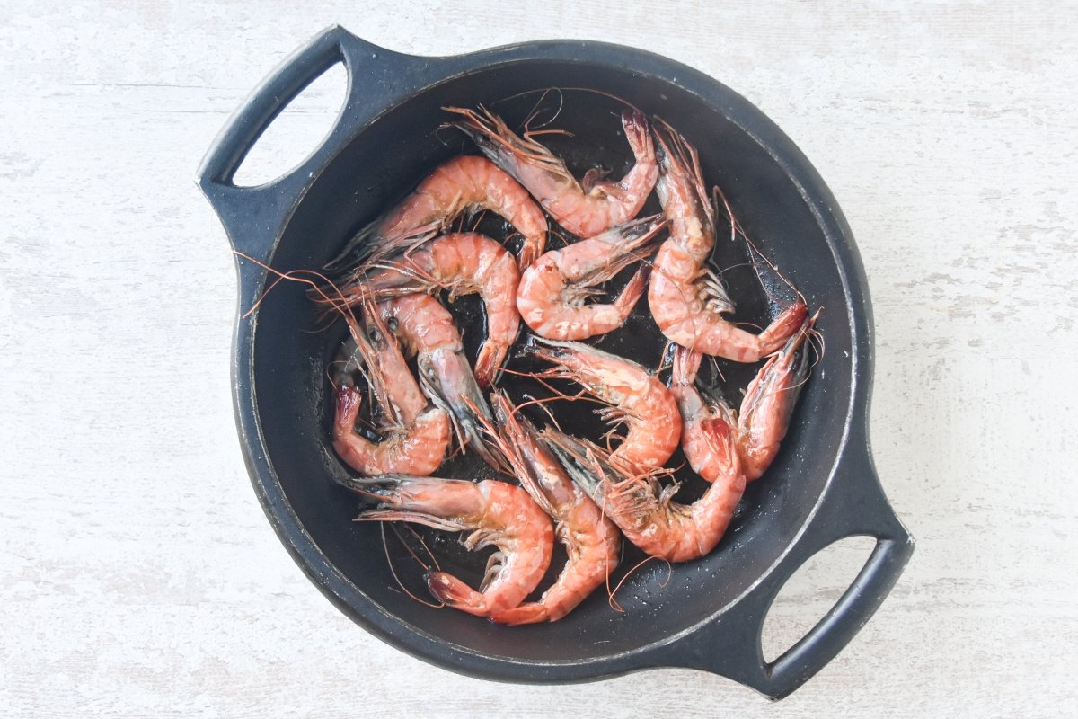 Cocinamos las gambas para las croquetas