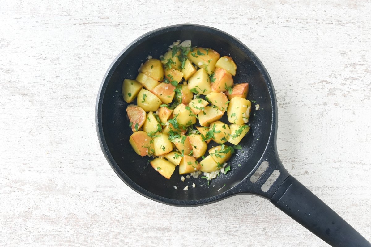 Cocinamos las patatas con el perejil