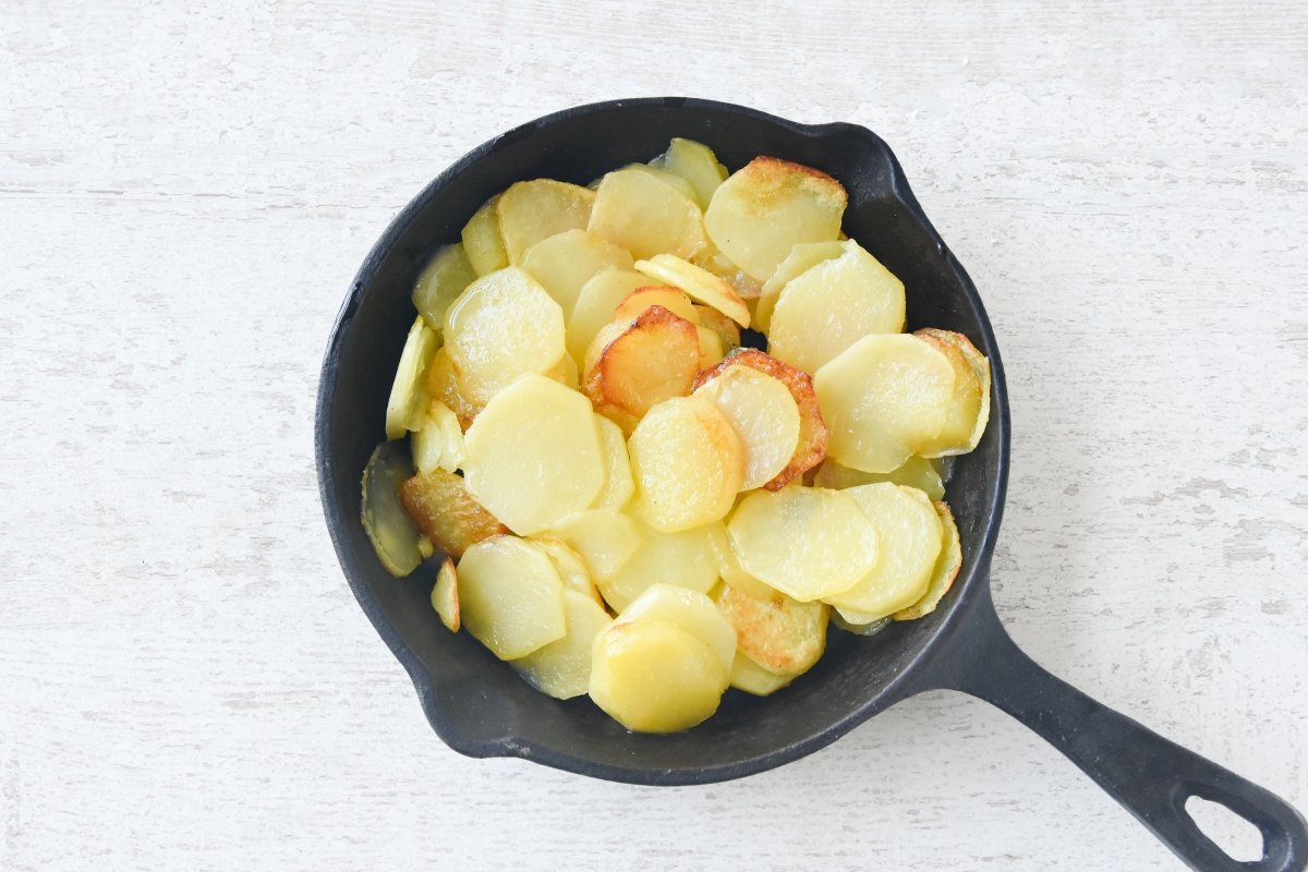 Cocinamos las patatas para la tortilla
