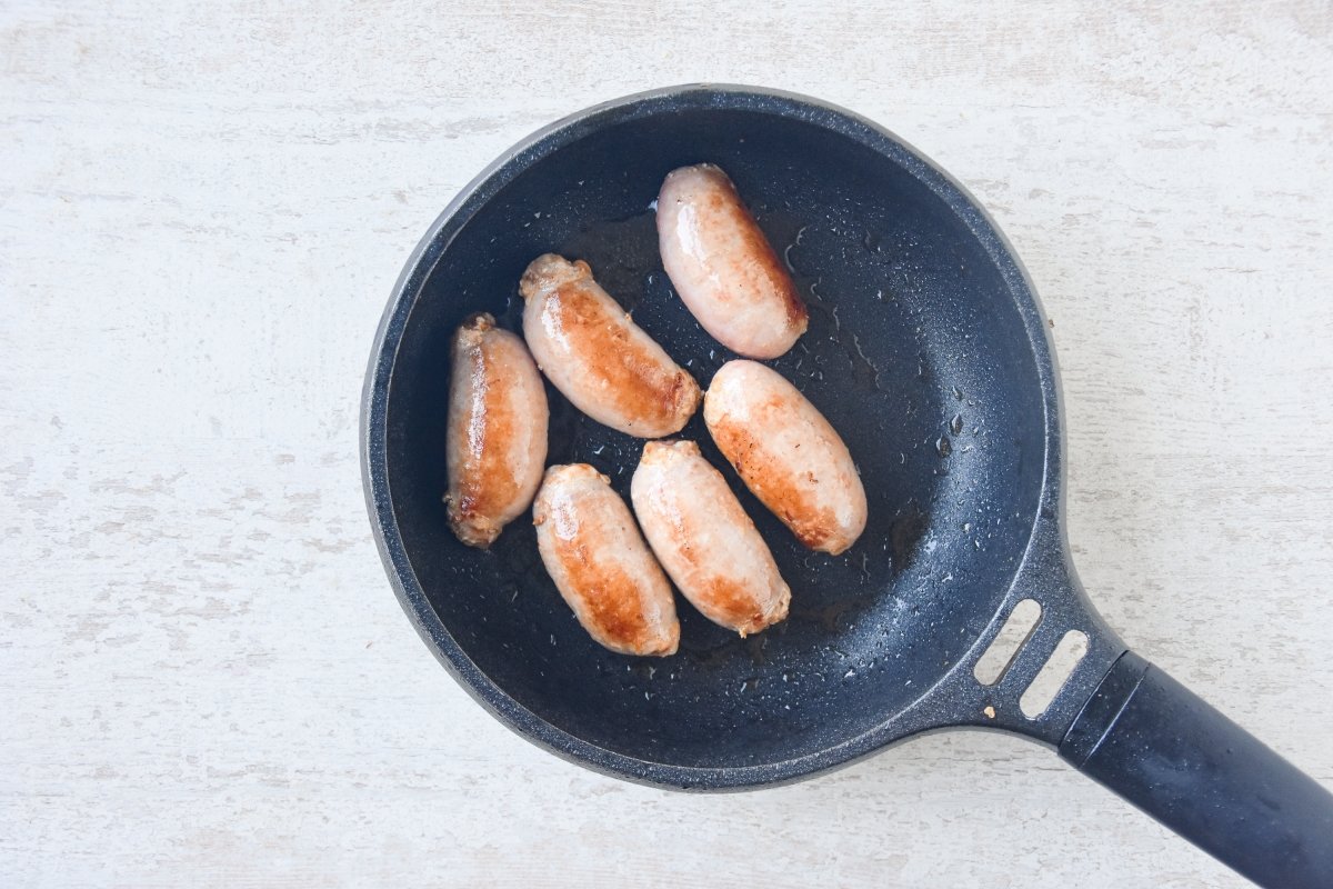 Cocinamos las salchichas para el bangers and mash