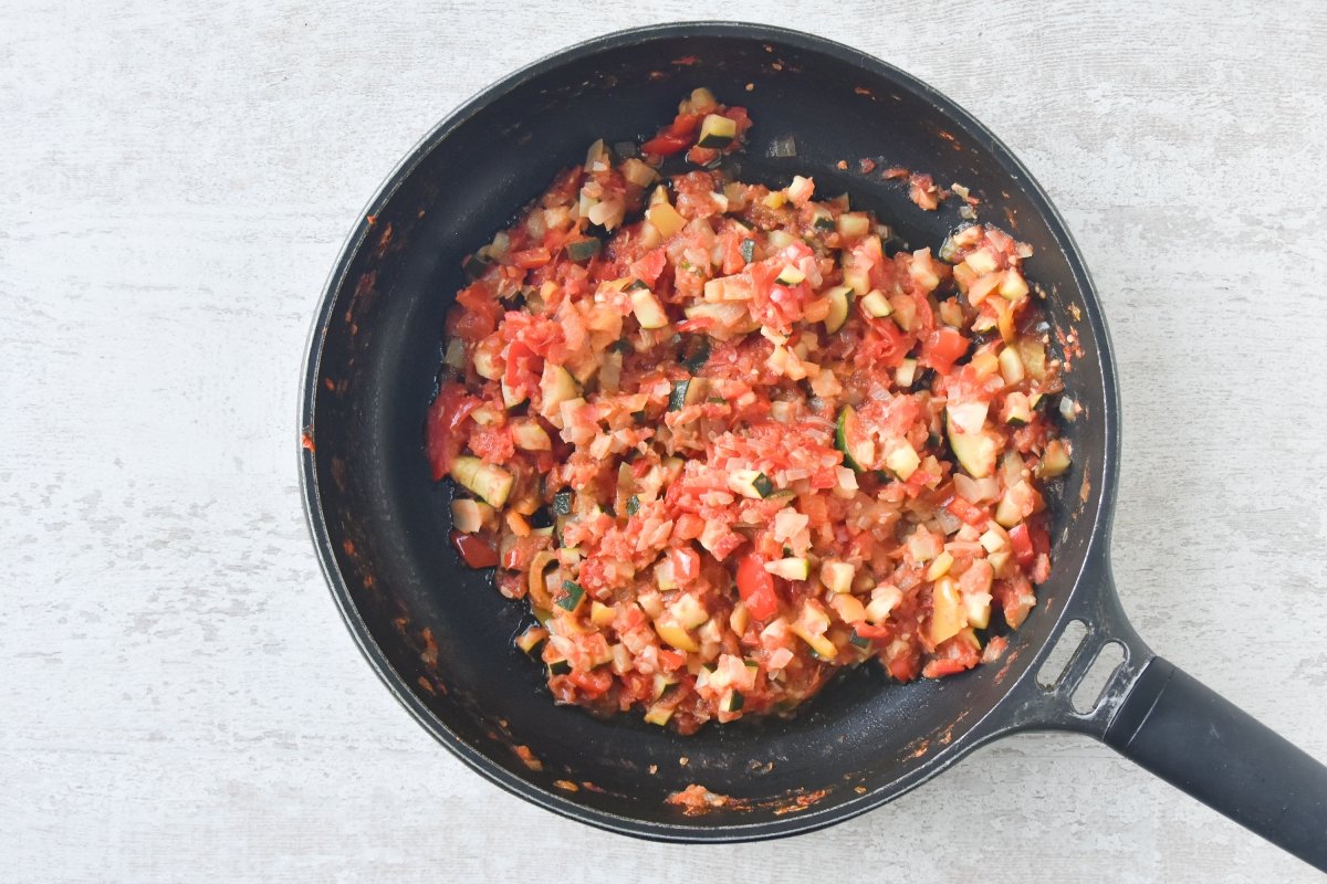 Cocinamos las verduras con el tomate rallado