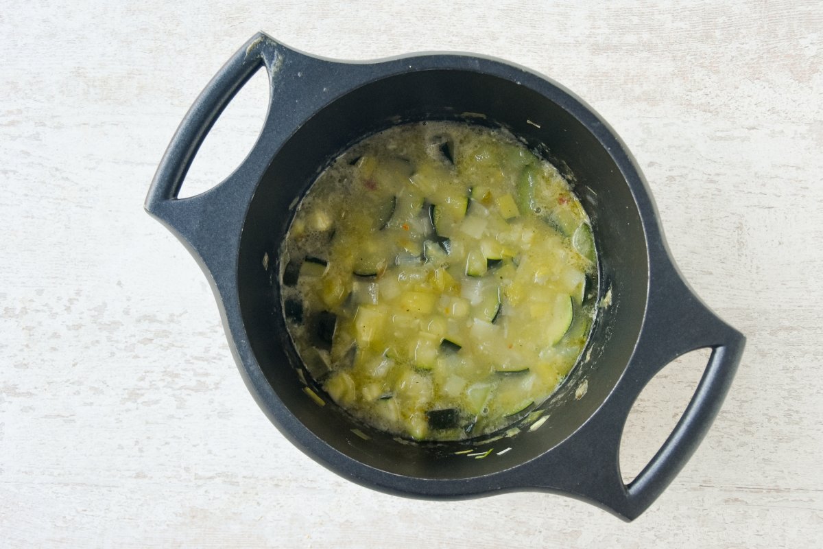 Cocinamos las verduras de la vichyssoise de calabacín en el caldo
