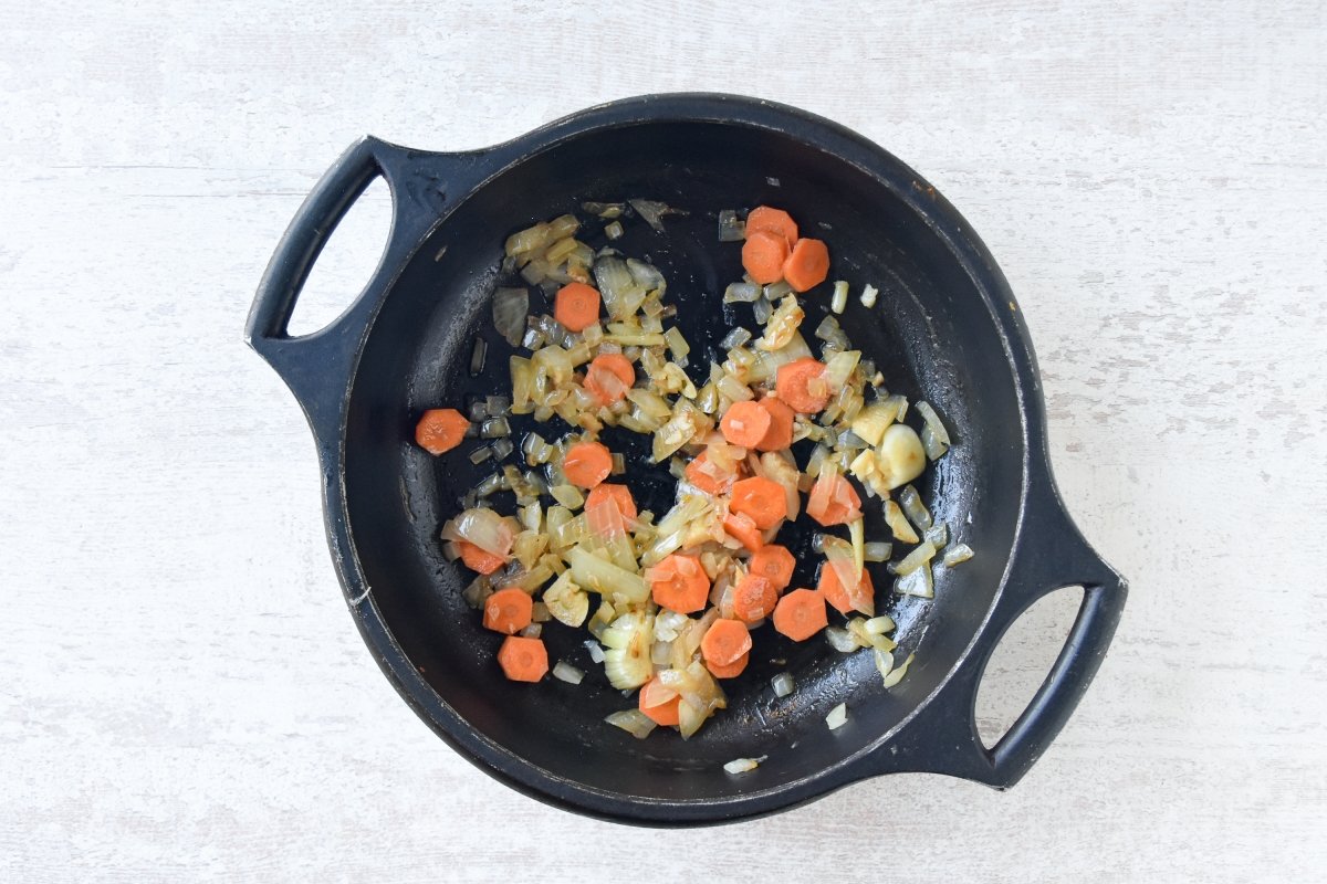 Cocinamos las zanahorias con la cebolla y el ajo