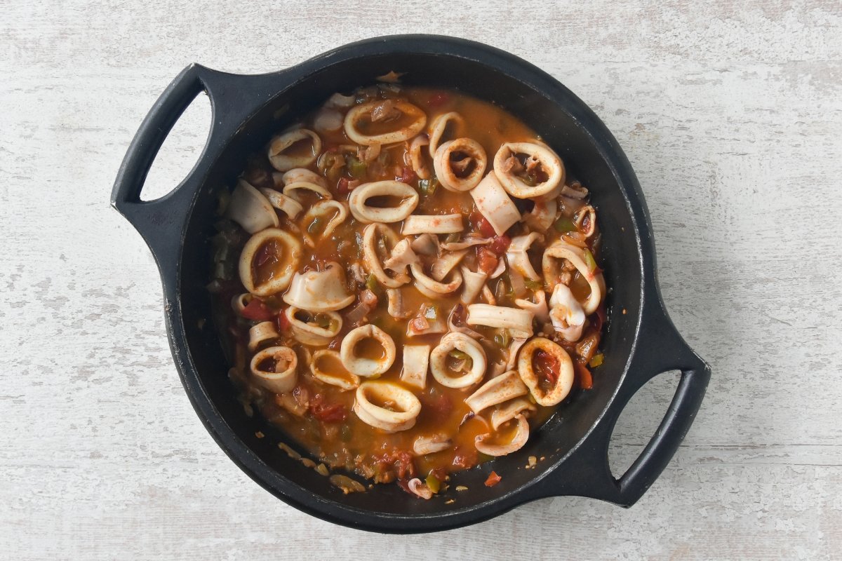 Cocinamos los calamares en la salsa