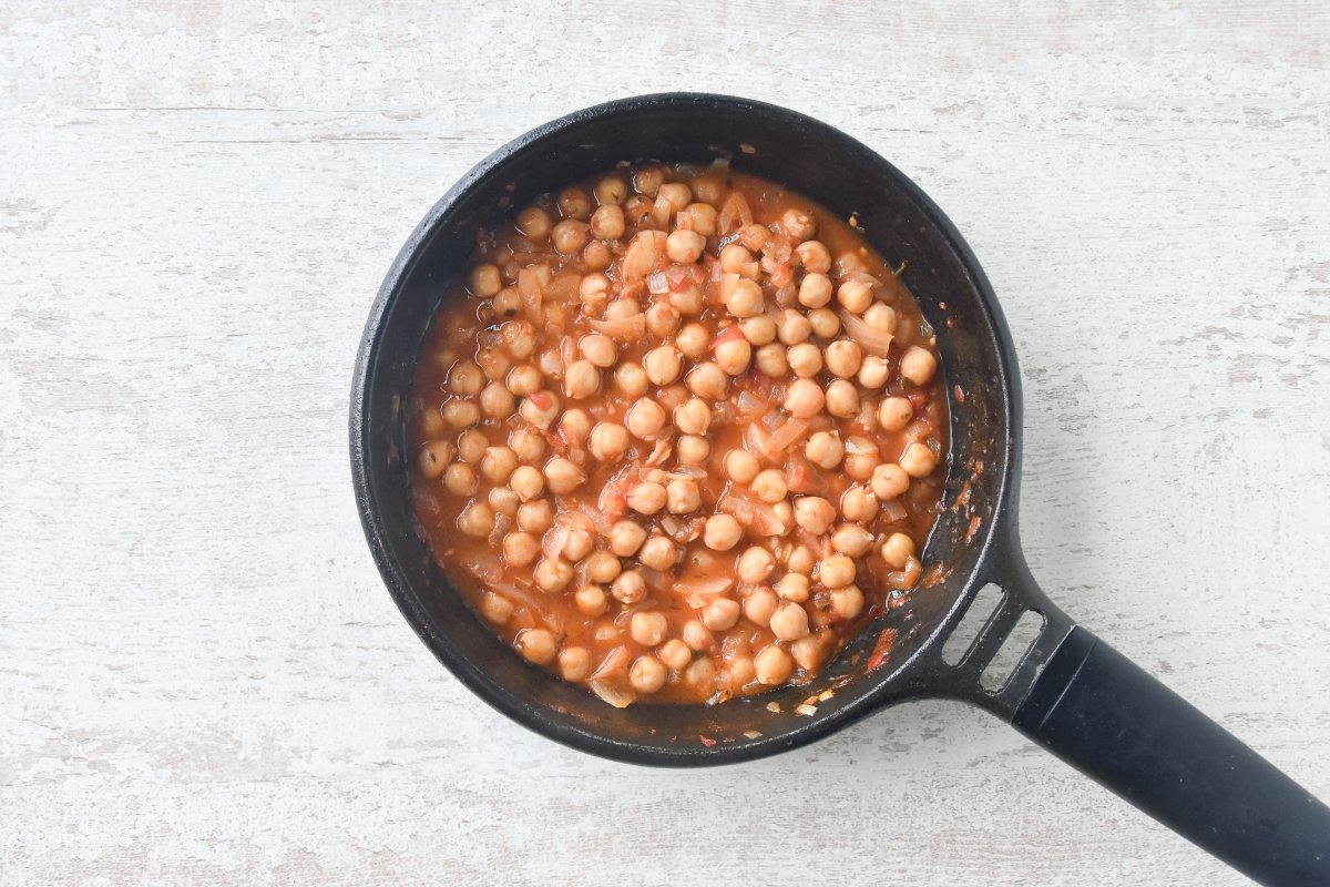 Cocinamos los garbanzos con el caldo