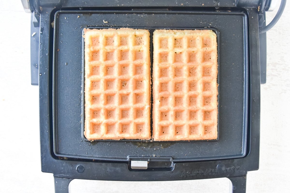 Cocinamos los gofres sin gluten hasta que estén dorados