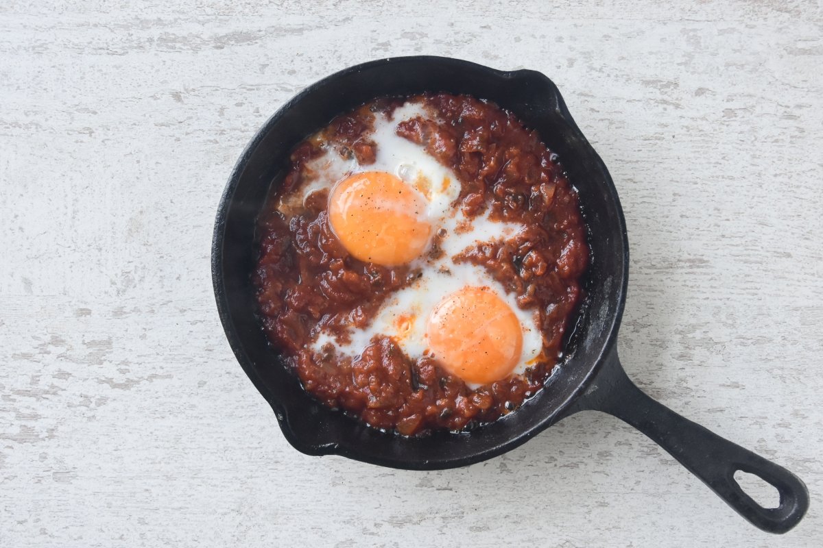 Cocinamos los huevos con la salsa de tomate