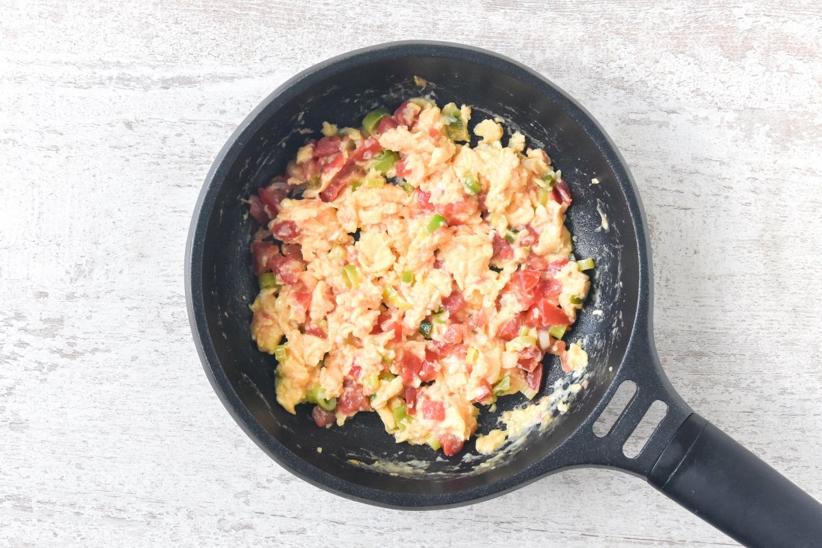 Cocinamos los huevos con las cebolletas y los tomates