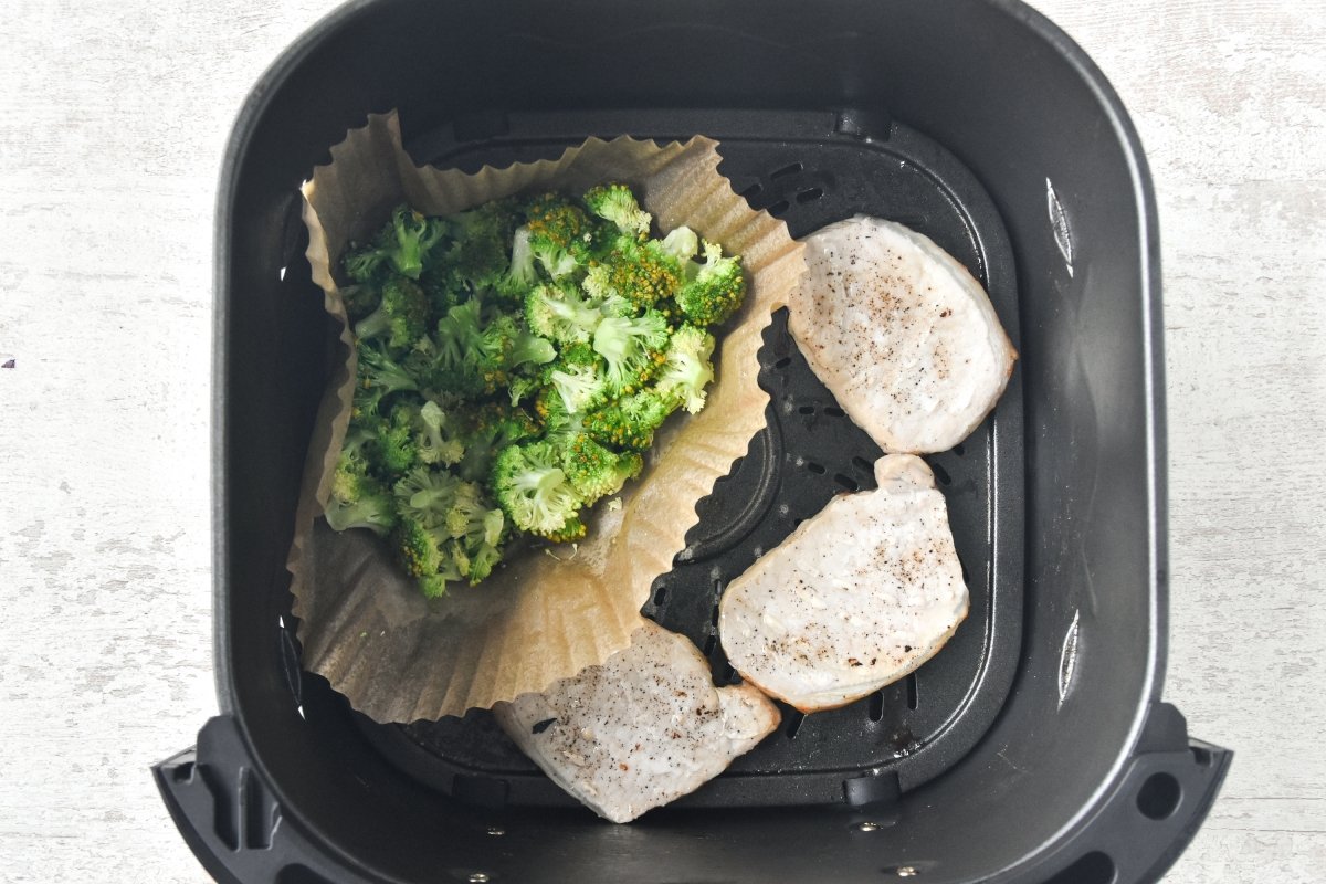 Cocinamos los lomos junto al brócoli