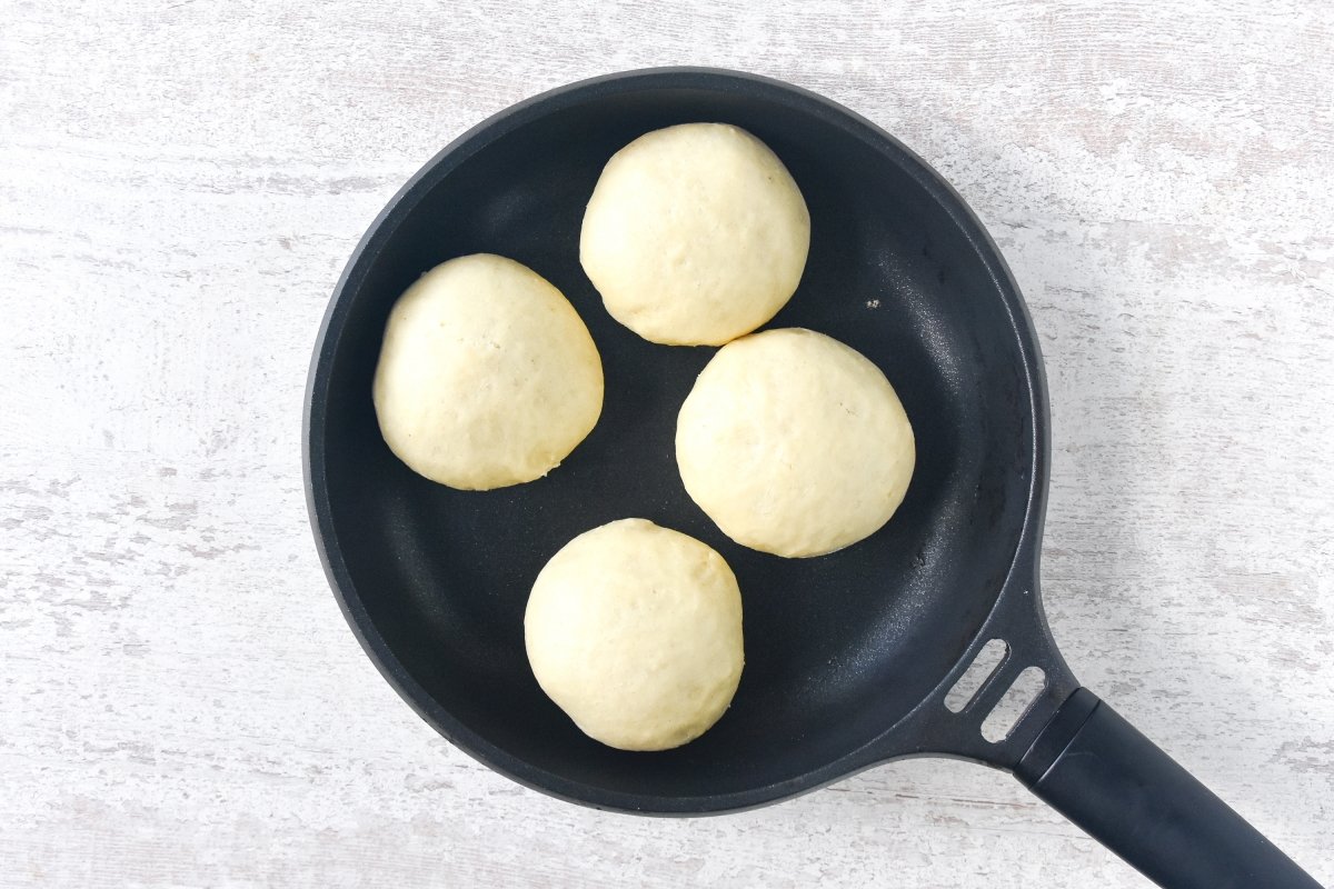 Cocinamos los panecillos en la sartén