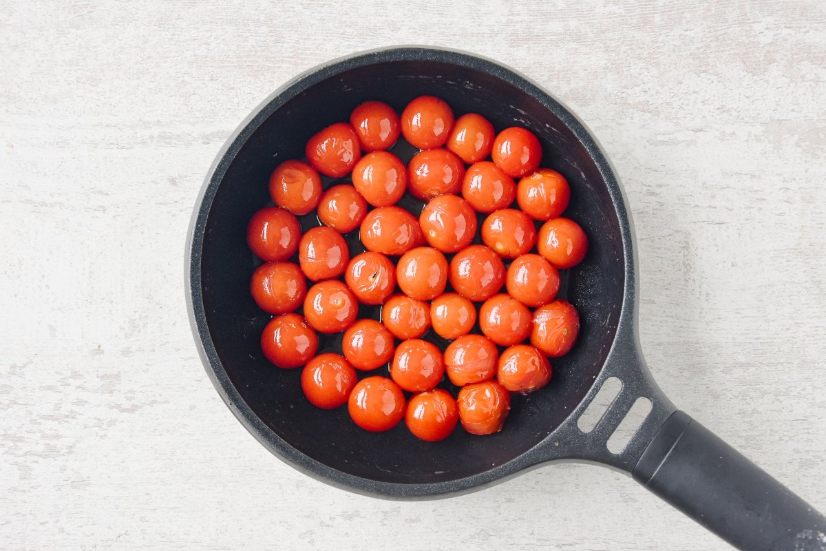 Cocinamos los tomates cherry en la sartén con la mantequilla