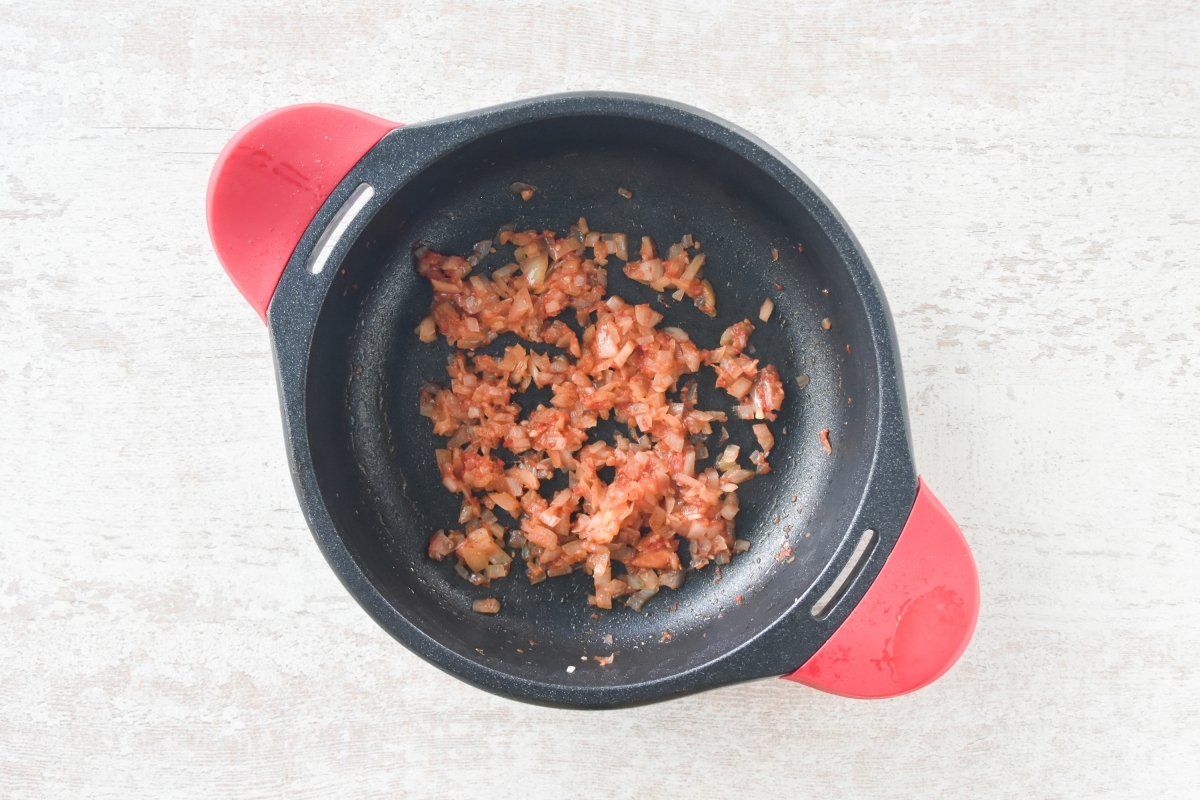 Cocinamos los tomates con la cebolla y el ajo