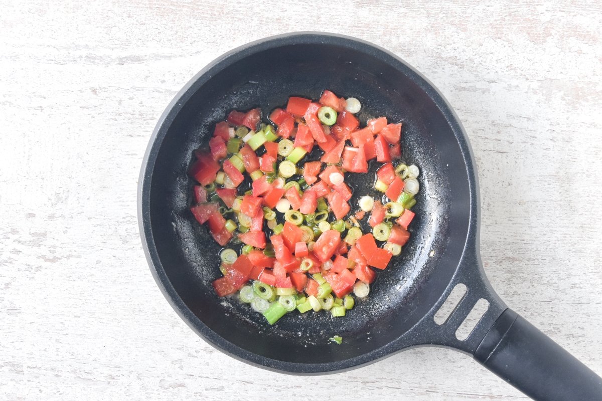 Cocinamos los tomates con las cebolletas