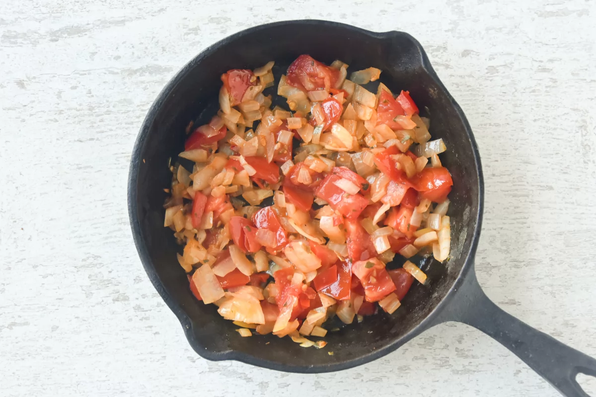 Cocinamos los tomates, el orégano y la guindilla seca