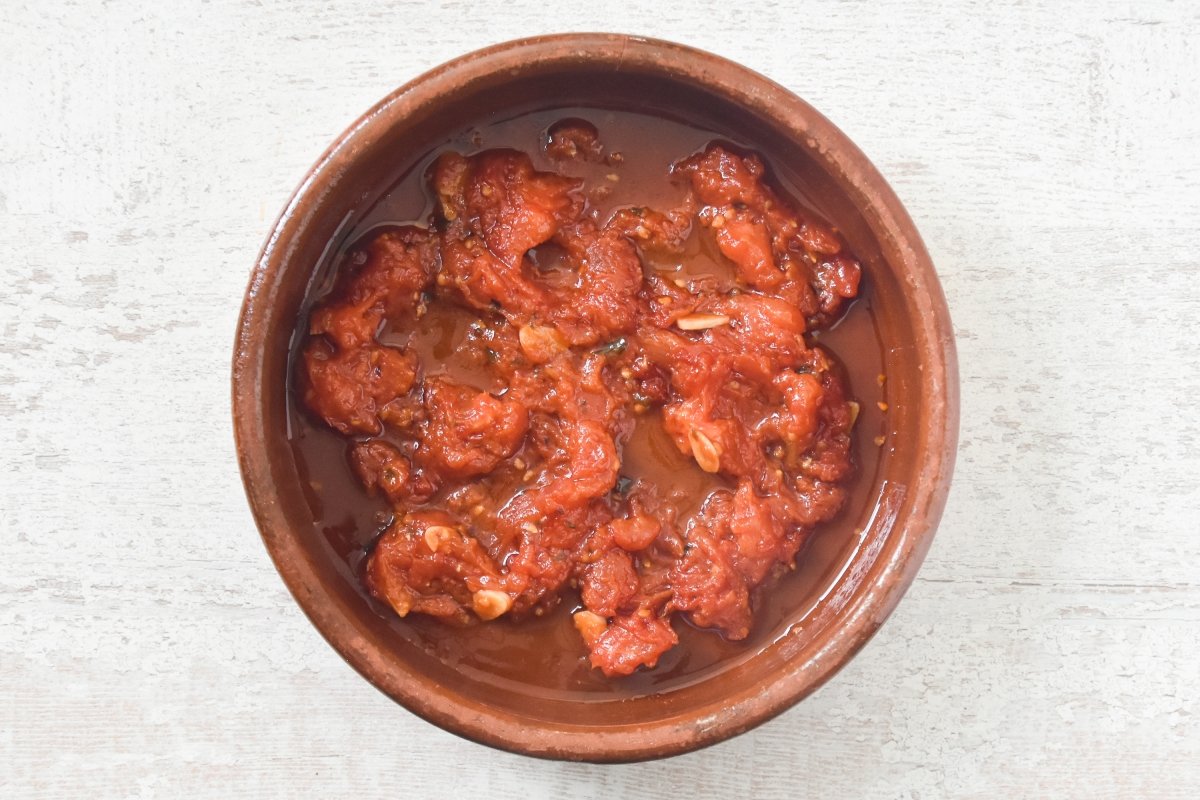 Cocinamos los tomates en la cazuela de barro