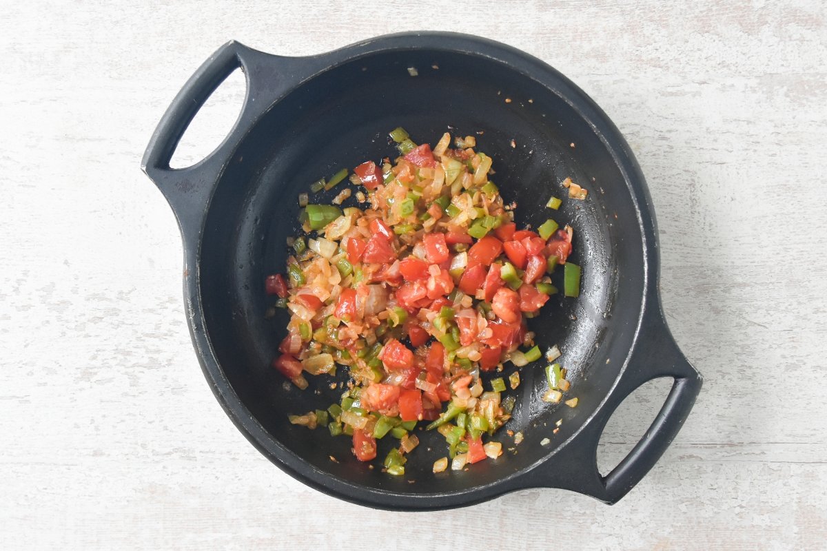 Cocinamos los tomates en la misma sartén