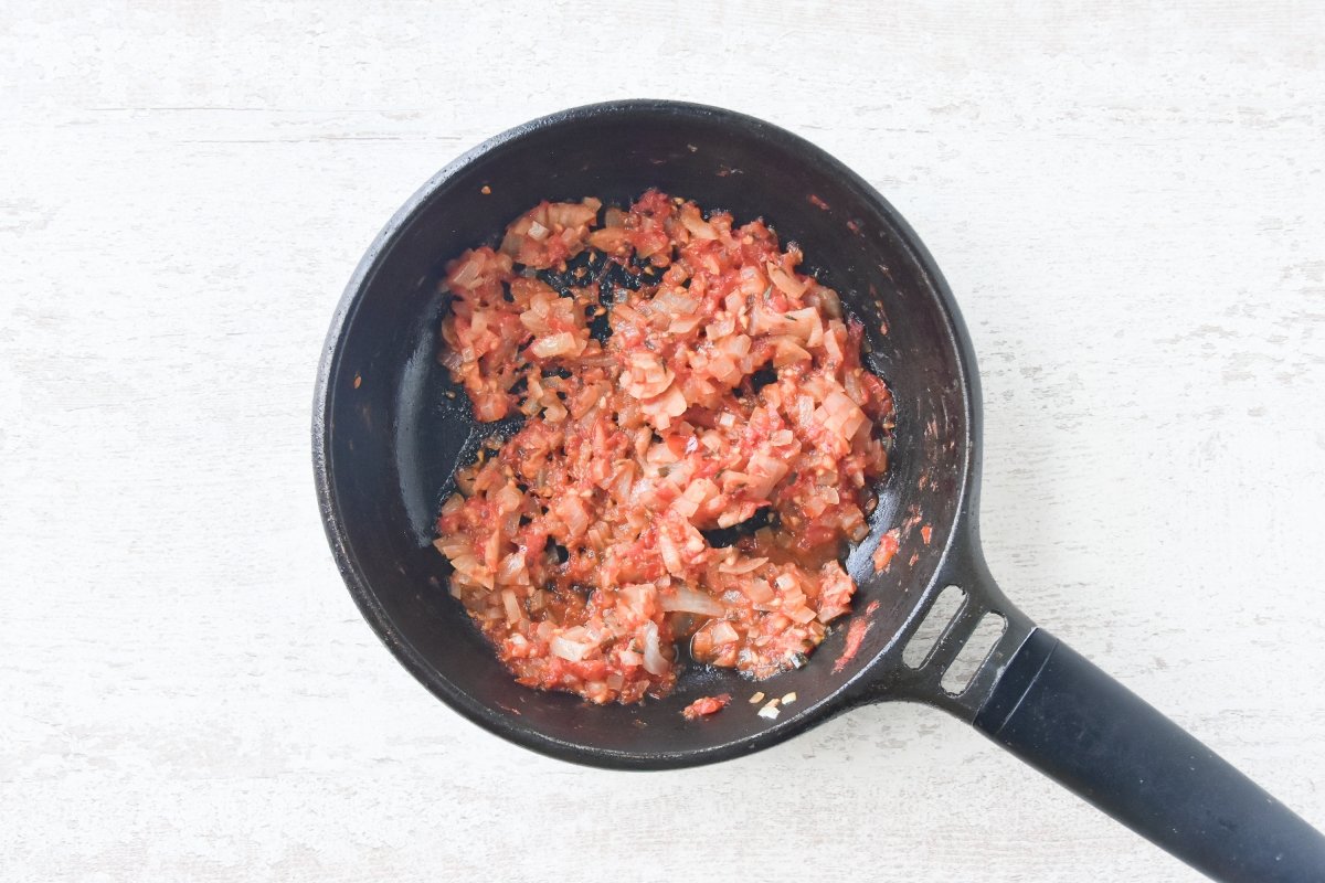 Cocinamos los tomates rallados con las hierbas provenzales