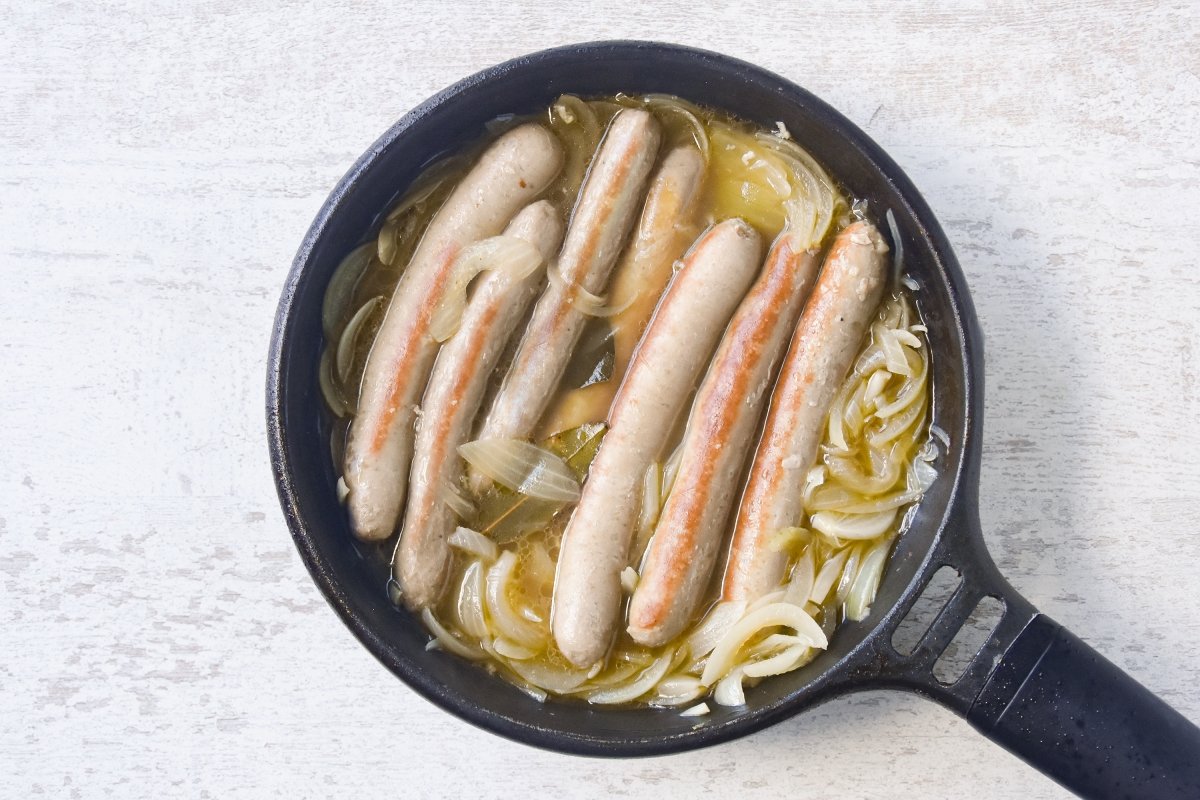 Cocinamos tapadas las salchichas a la cerveza