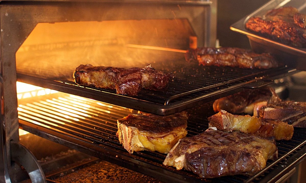 Cocinando carne en horno Josper