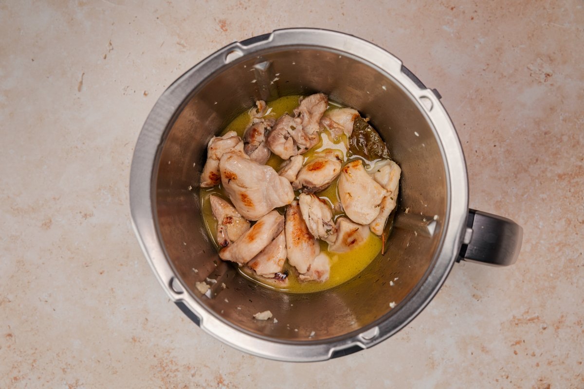 Cocinando el pollo al ajillo en Thermomix