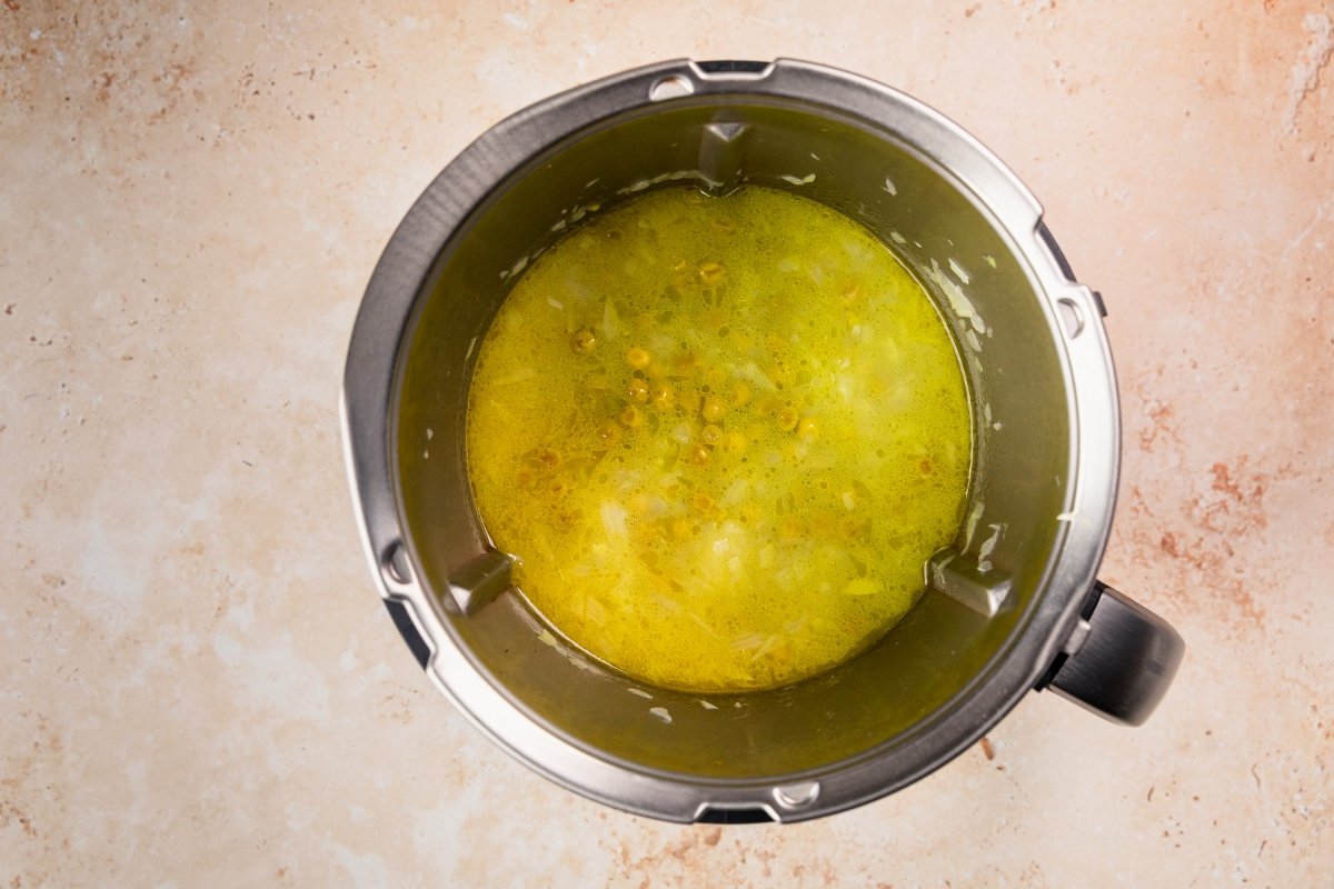 Cocinando la crema de guisantes en Thermomix