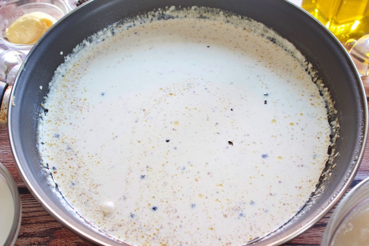 Cooking cream with butter, meat broth and peppercorns to make the sauce