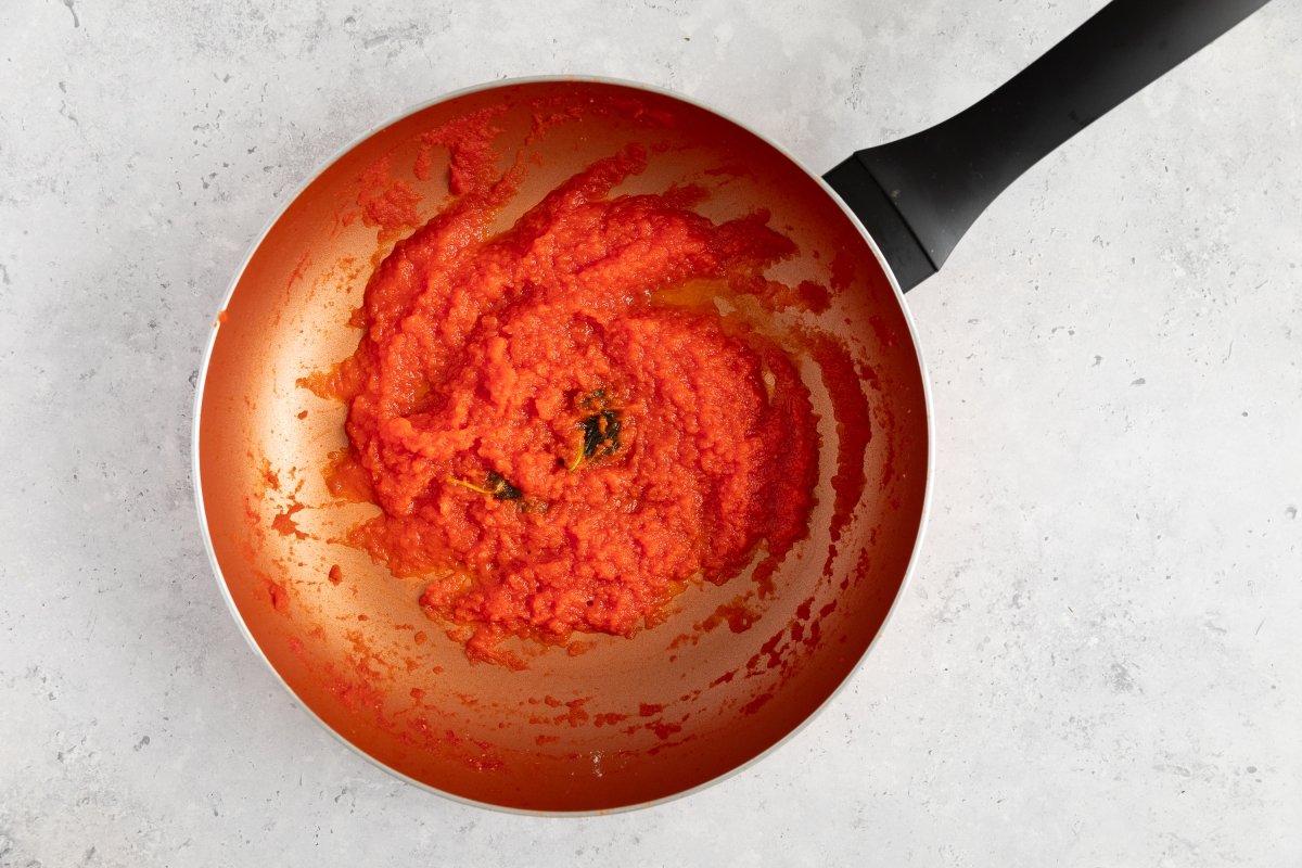 Cocinando la passata de tomate