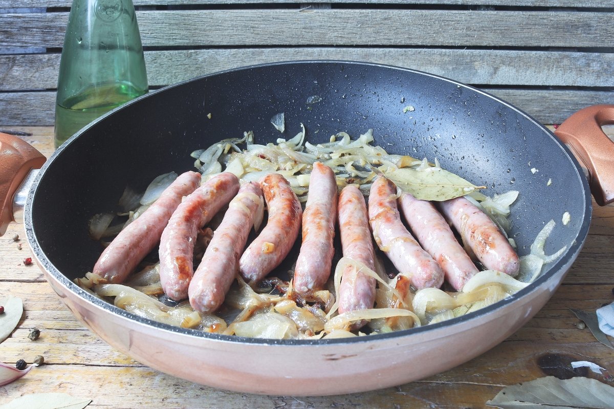 Cocinando las longanizas al vino