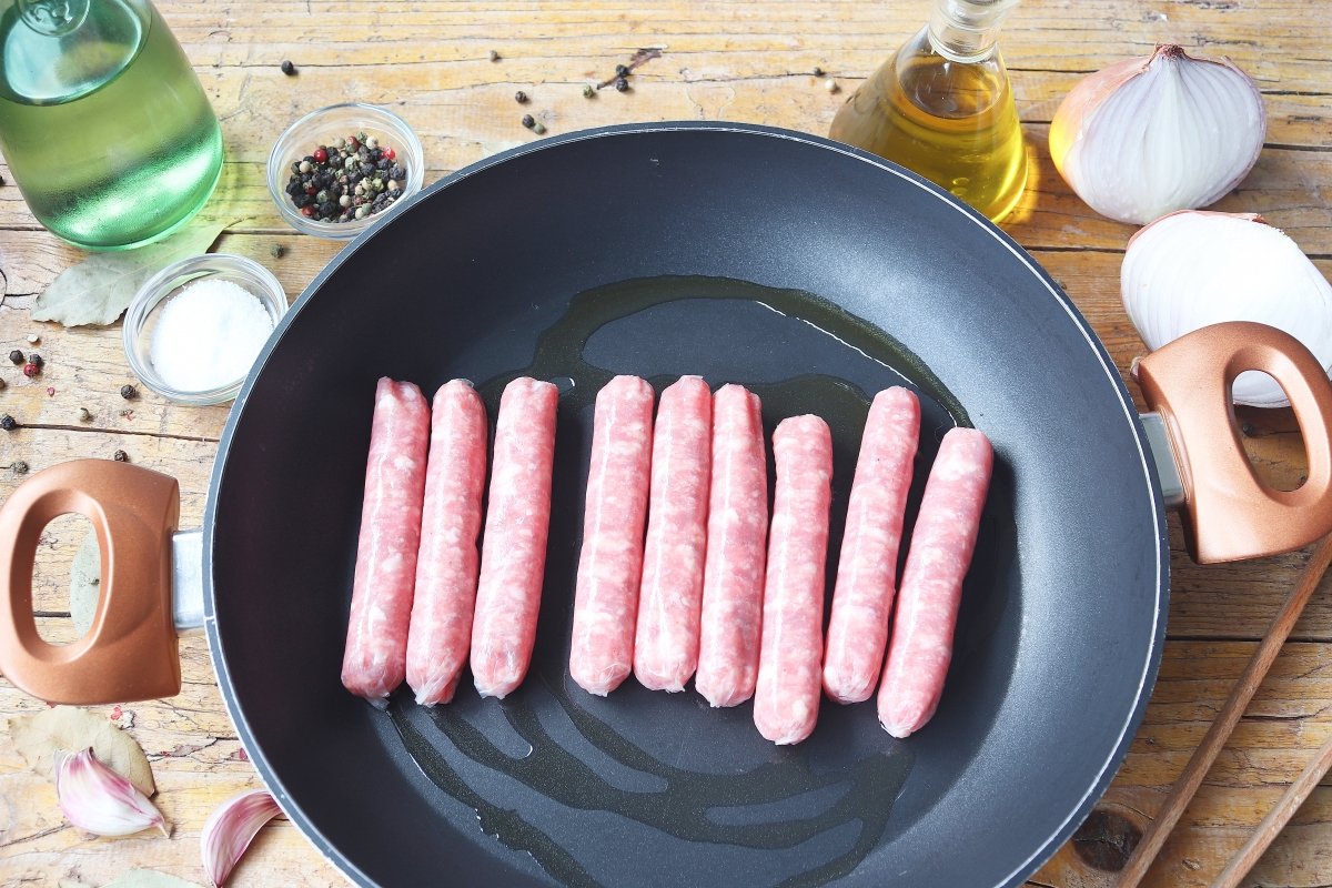 Cocinando las longanizas en la sartén