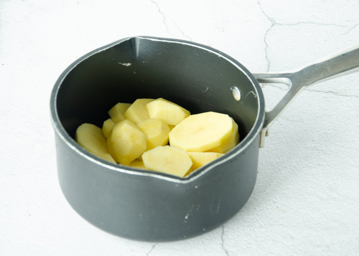 Cocinando las patatas para acompañar el sargo al horno