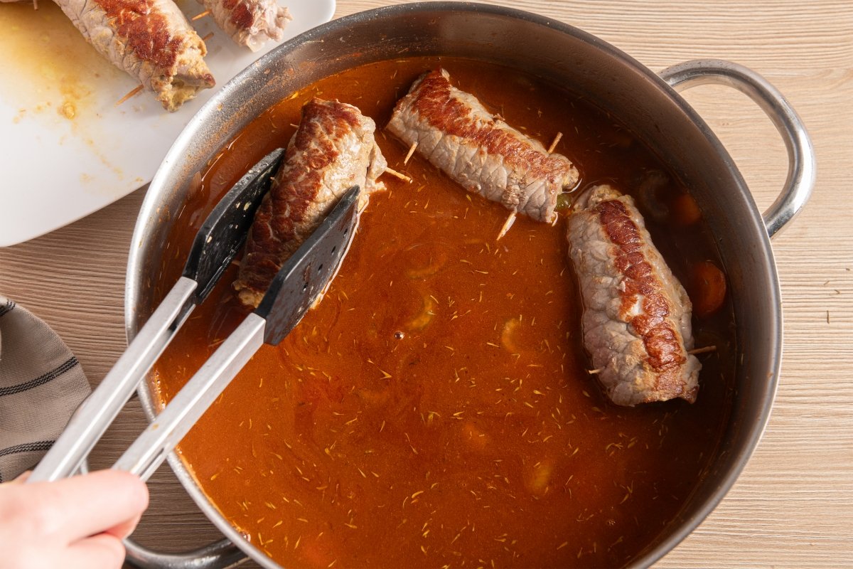 Cocinando los rouladen en la salsa