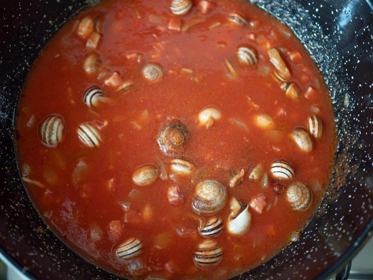 Cocinar 30 minutos los caracoles con tomate