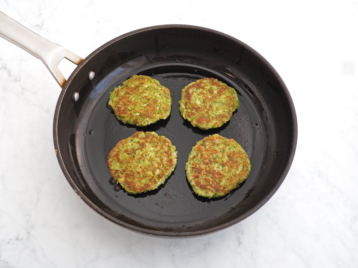 Cocinar a la plancha las tortitas de brócoli
