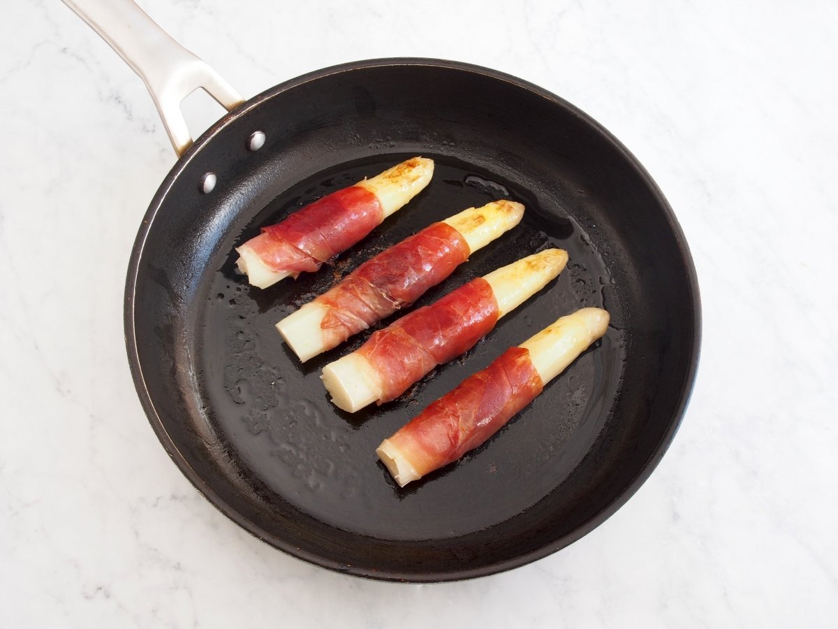 Cocinar a la plancha los espárragos blancos con jamón