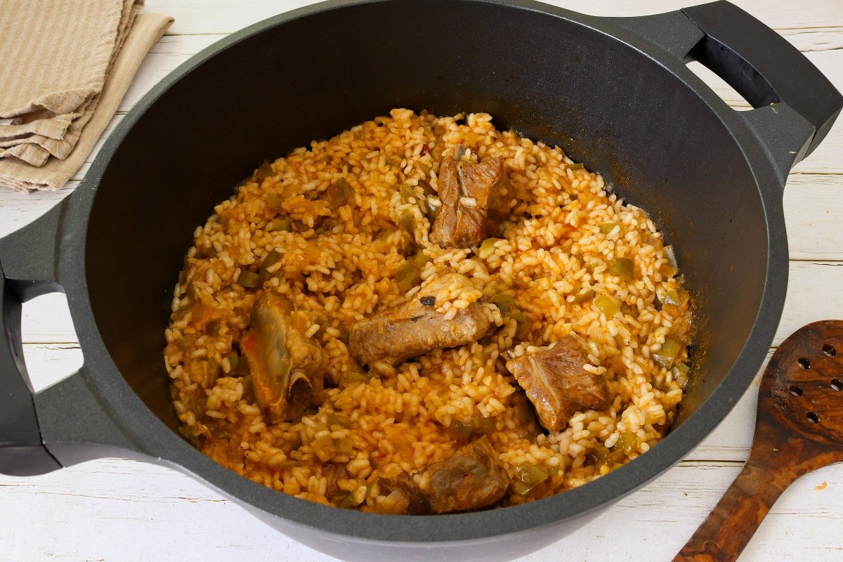 Cocinar el arroz con costillas de cerdo