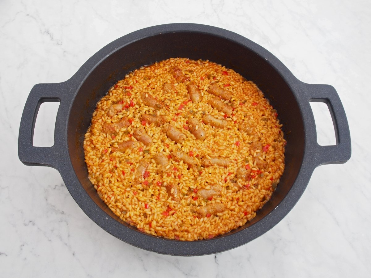 Cocinar el arroz con salchichas