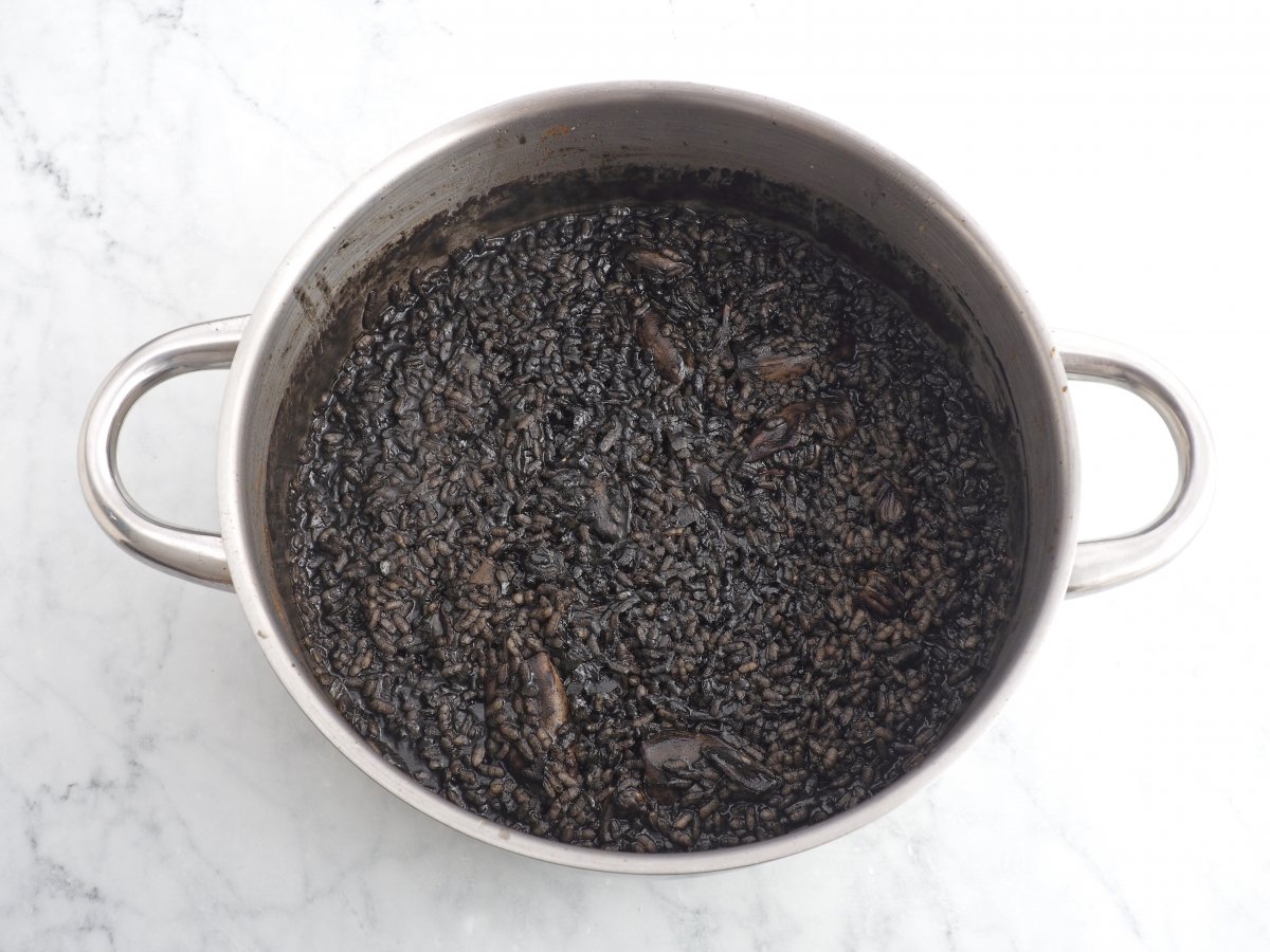Cocinar el arroz negro con chipirones