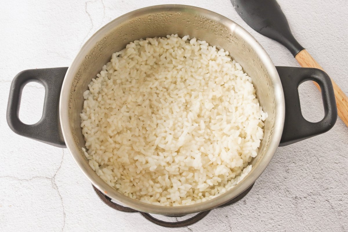 Cocinar el arroz para el katsudon