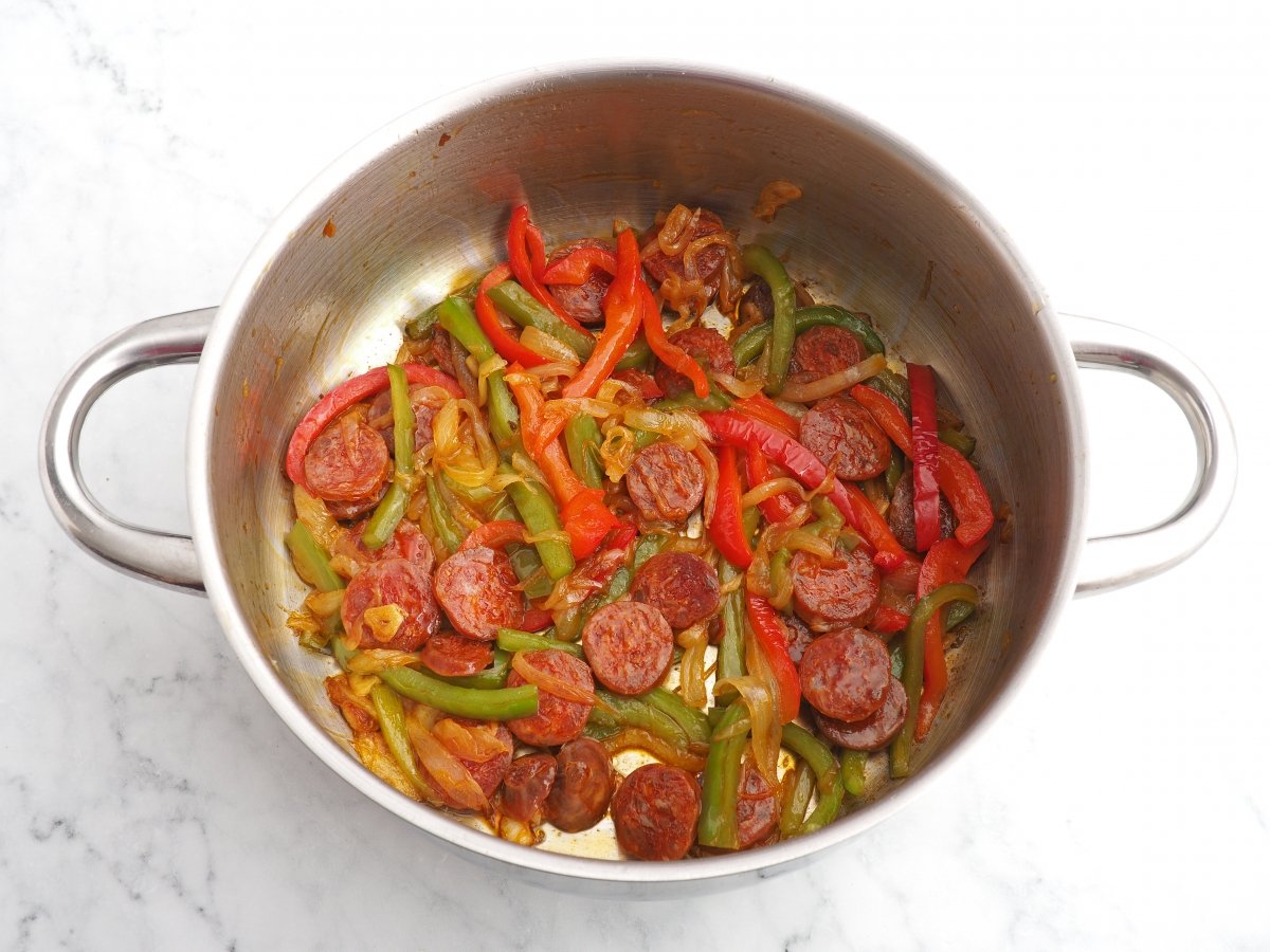 Cocinar el chorizo en el sofrito