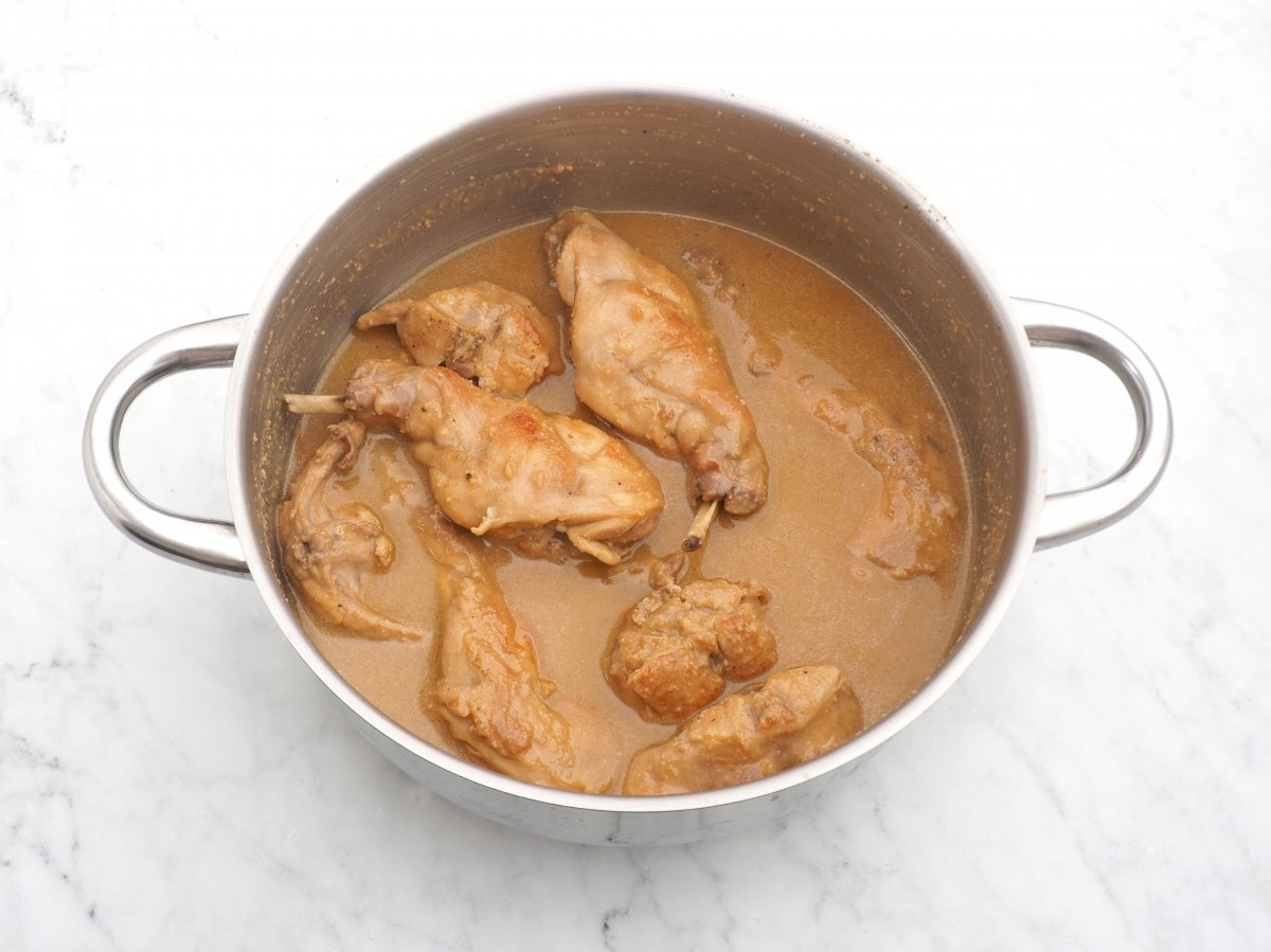 Cocinar el conejo en salsa de almendras