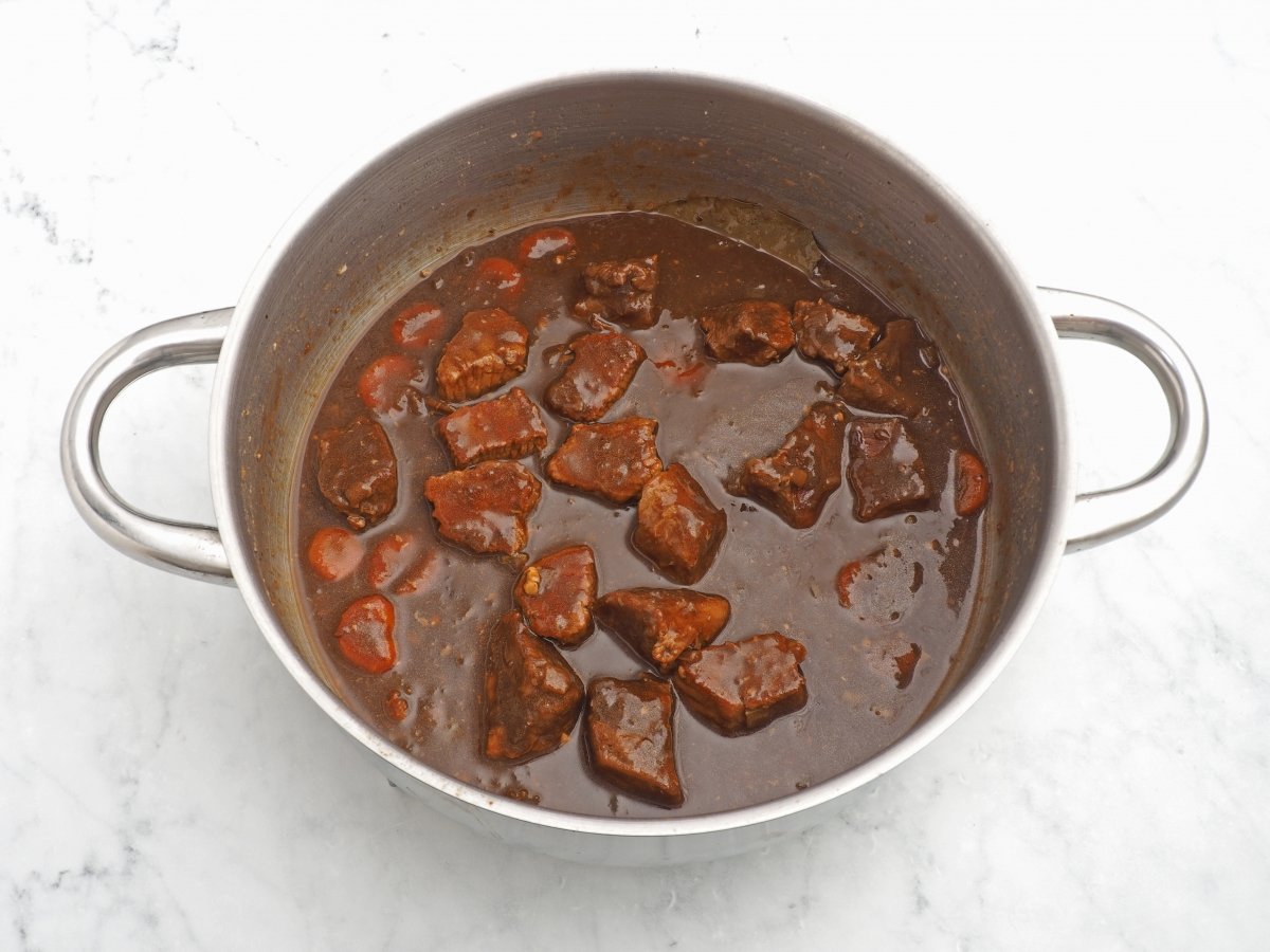 Cocinar el estofado de ternera con cerveza Guinness