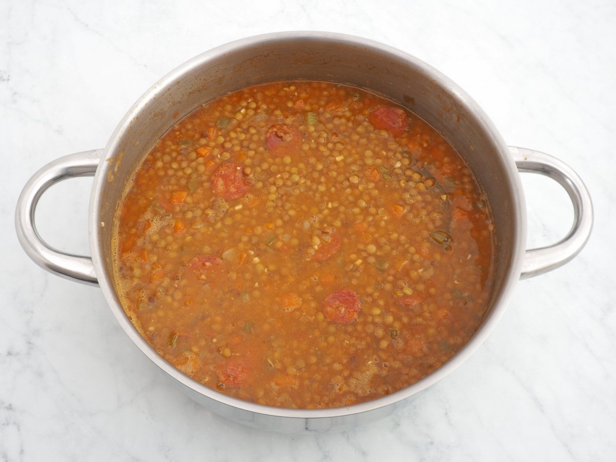 Cocinar el guiso de lentejas