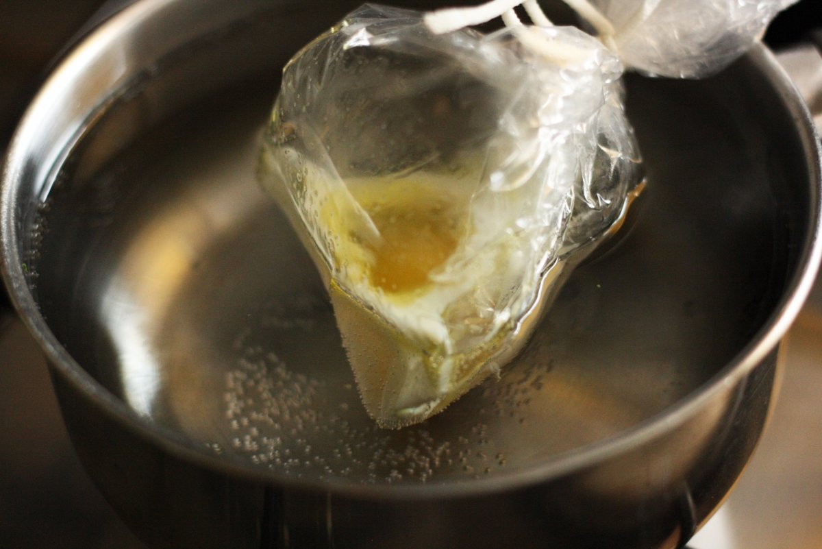 Cocinar el huevo en agua caliente