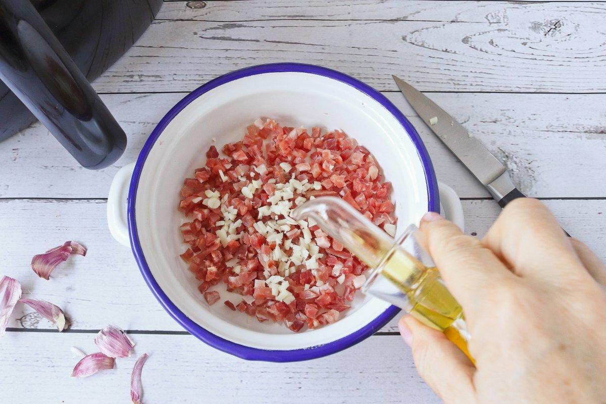 Cocinar el jamón para hacer los champiñones rellenos en freidora de aire