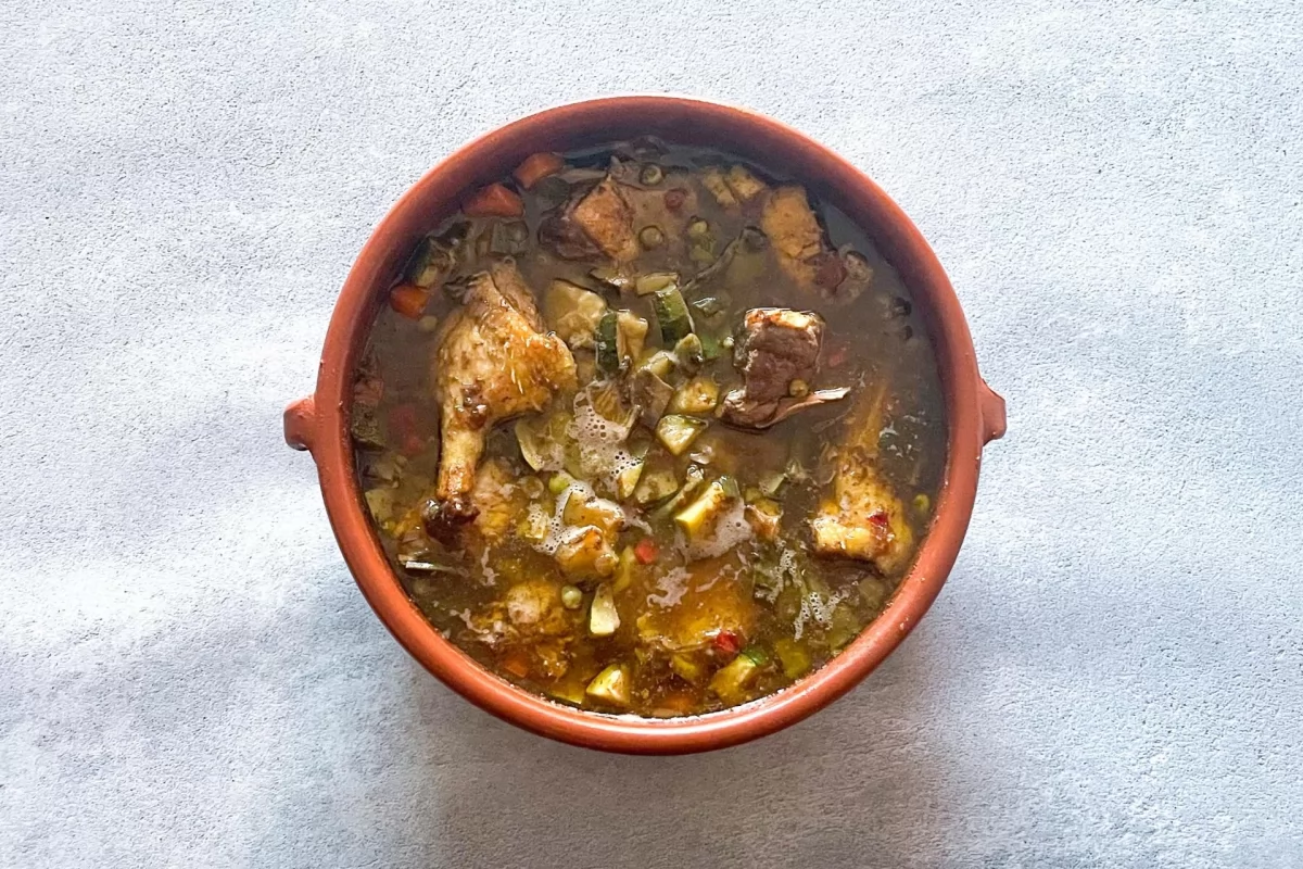 Cocinar el pato guisado con verduras a fuego suave *