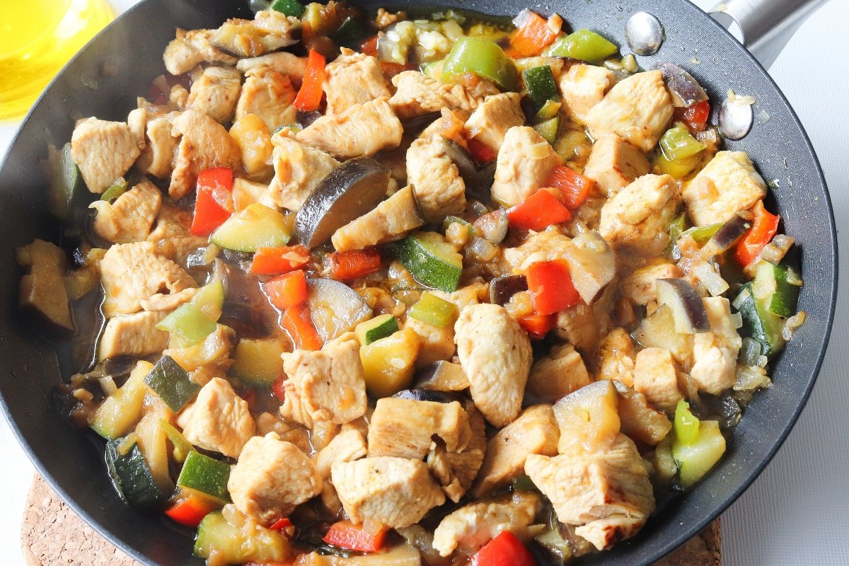 Cocinar el pollo con las verduras para el cuscús con pollo y verduras