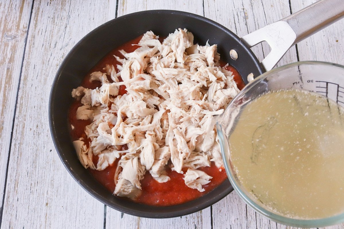 Cocinar el pollo en la salsa para las sopes