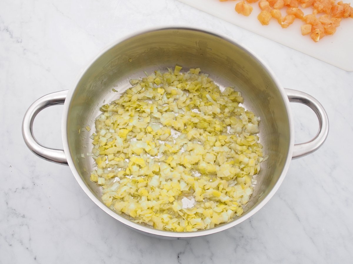 Cocinar el puerro para el hojaldre relleno de pollo y bechamel