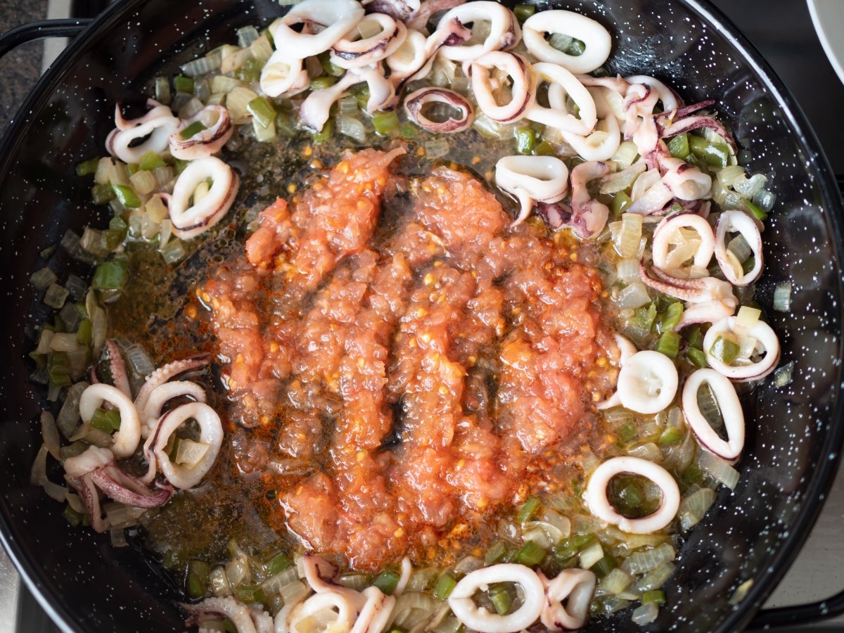 Cocinar el tomate rallado para el arroz con calamares