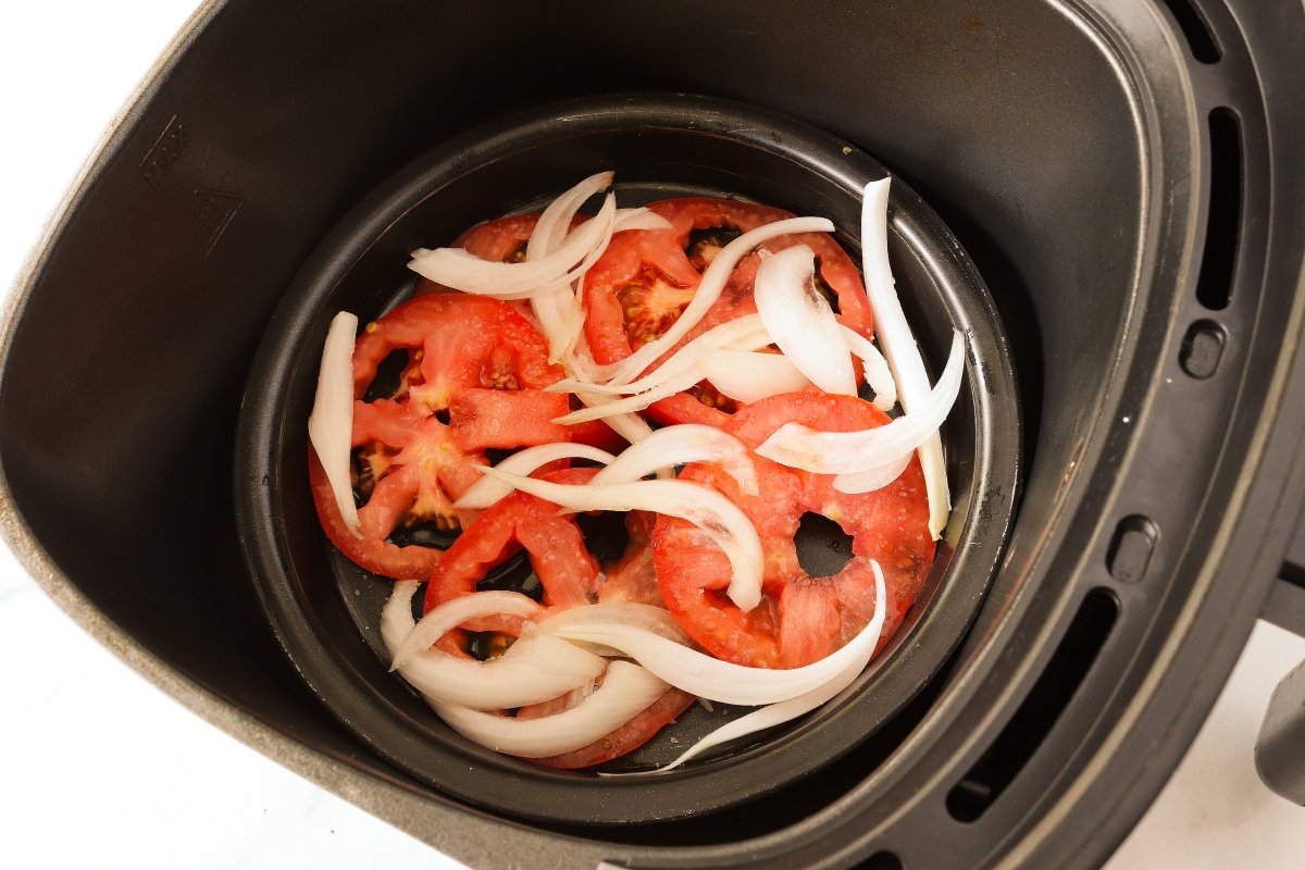 Cocinar el tomate y la cebolla para hacer la dorada en freidora de aire